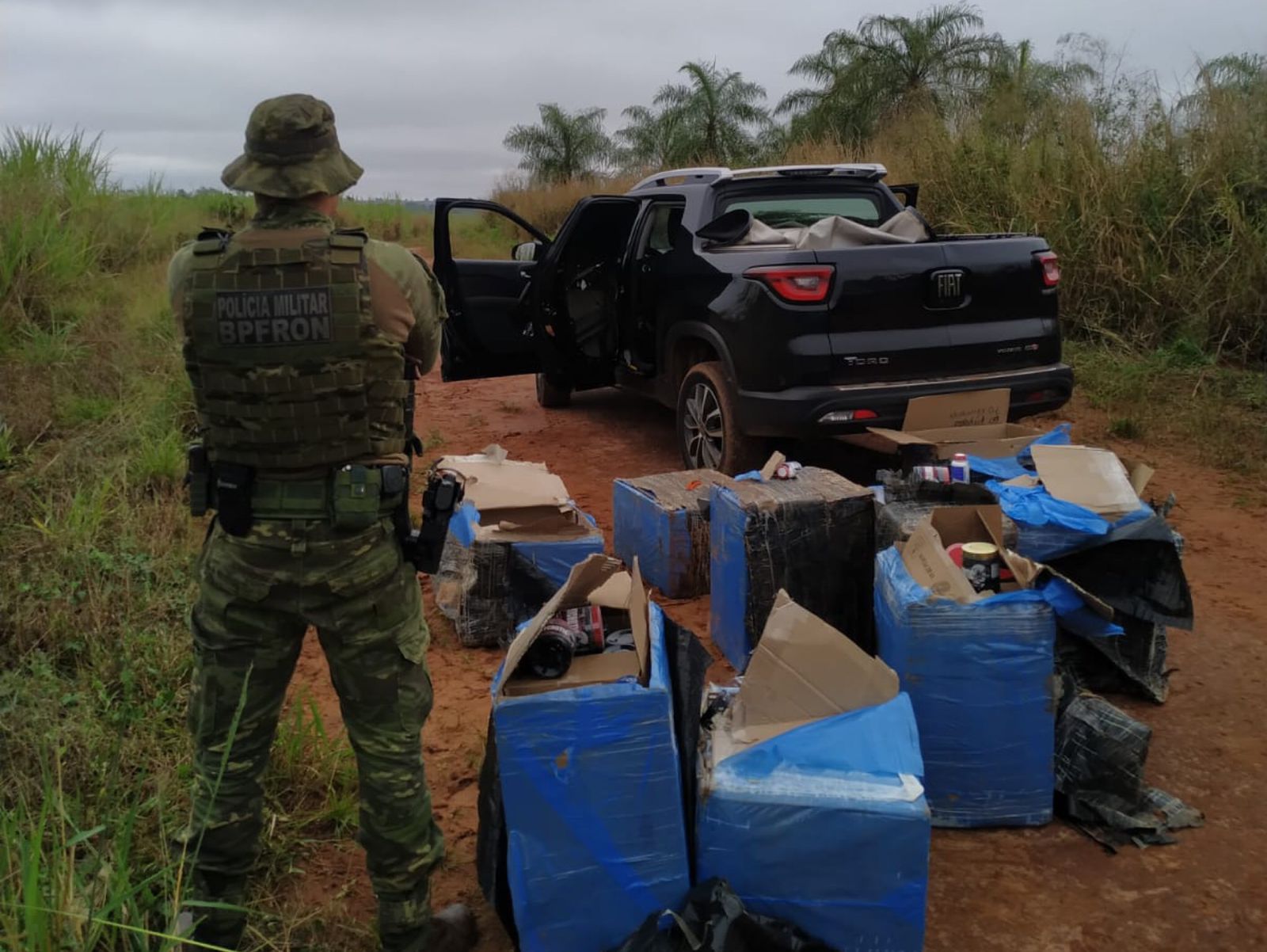 Caminhonete com contrabando é abandonada após ataque de piratas do asfalto