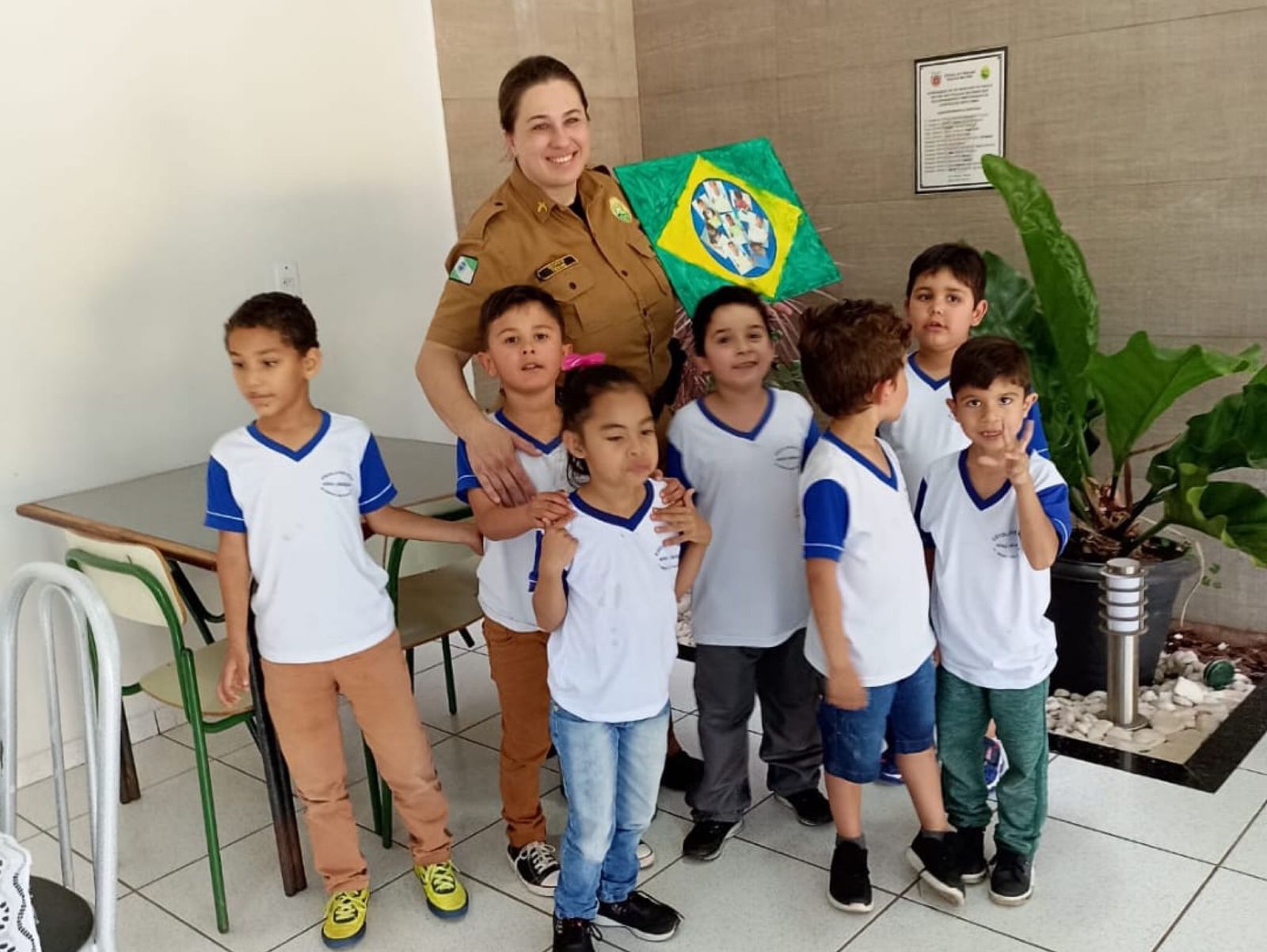 Jornal Ilustrado - Batalhão da Polícia Militar de Umuarama recebe visita de crianças 