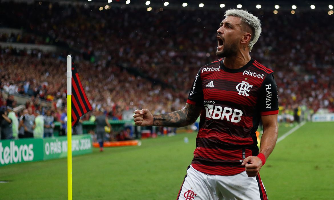 Jornal Ilustrado - Flamengo derrota São Paulo no Maracanã e chega à final