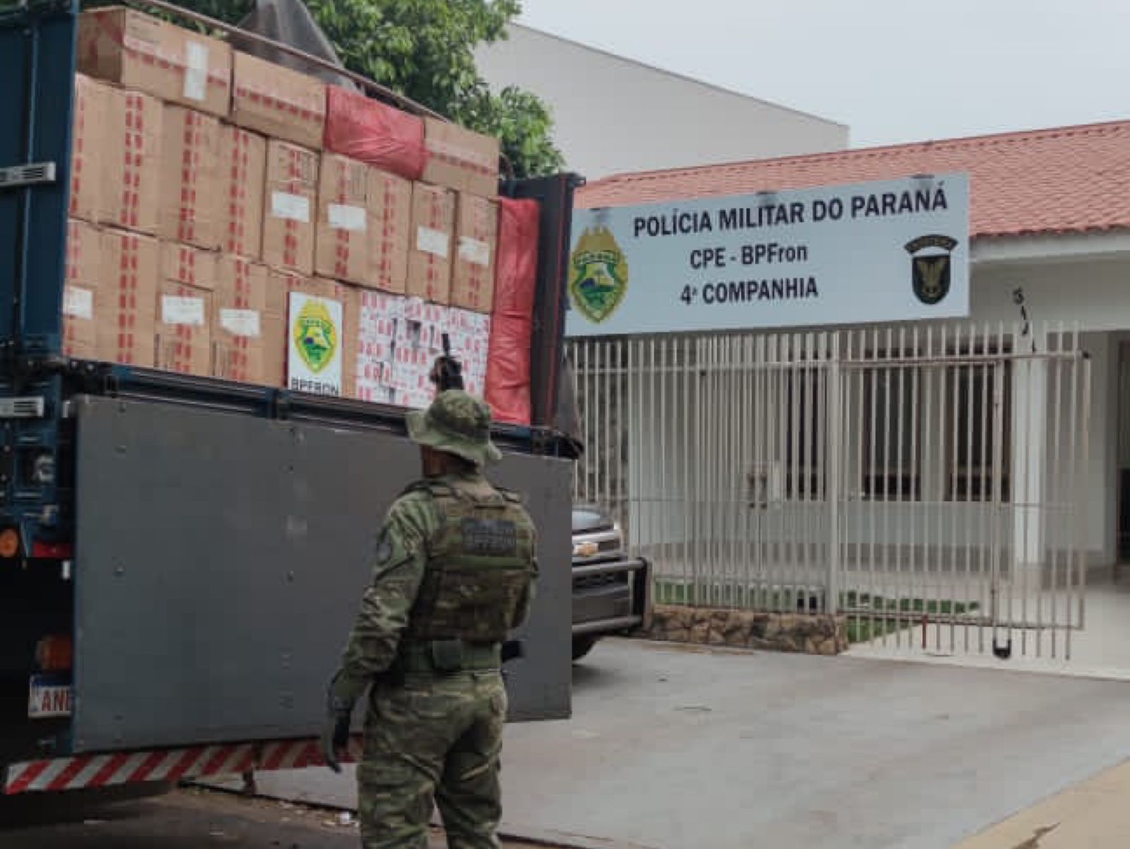 Jornal Ilustrado - Caminhão carregado com 500 caixas de cigarros é apreendido em Umuarama  