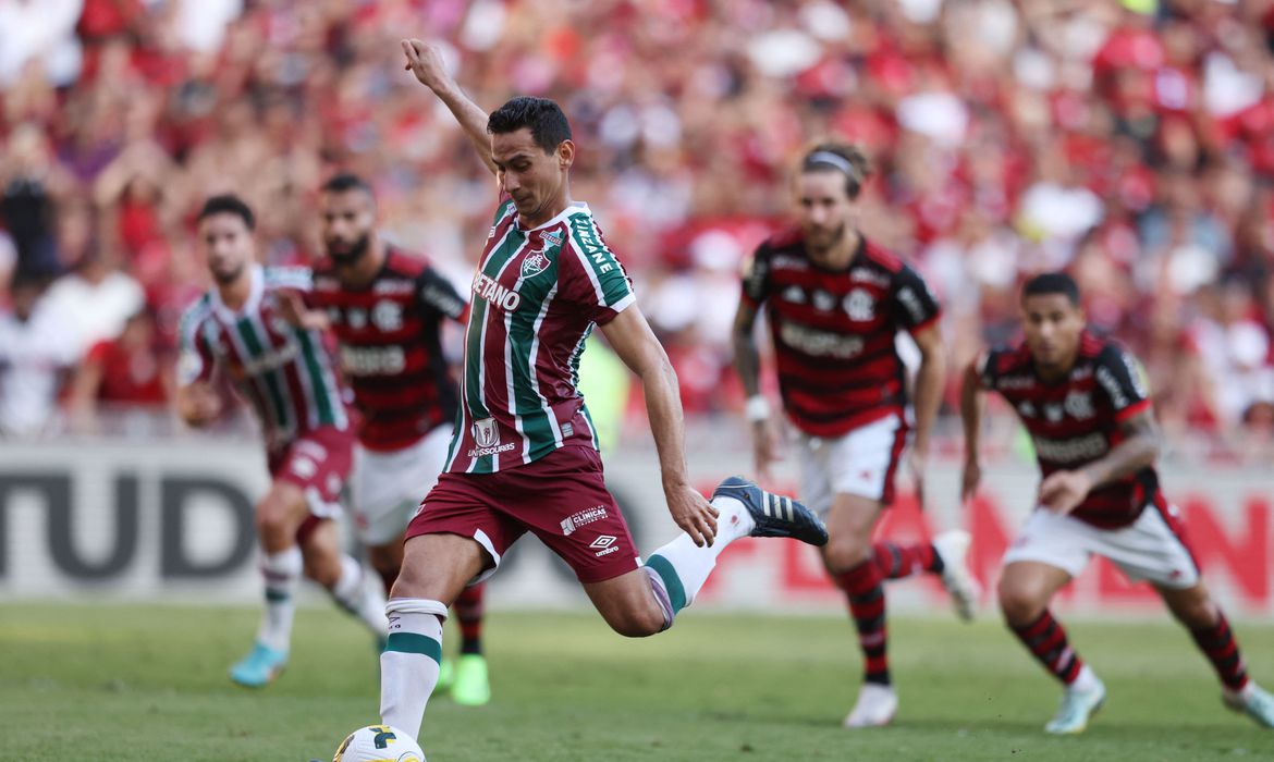 Jornal Ilustrado - Fluminense bate Flamengo e dorme na vice-liderança do Brasileiro