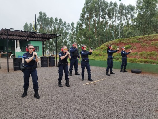 Guardas municipais treinam tiro prático para manutenção do porte de armas