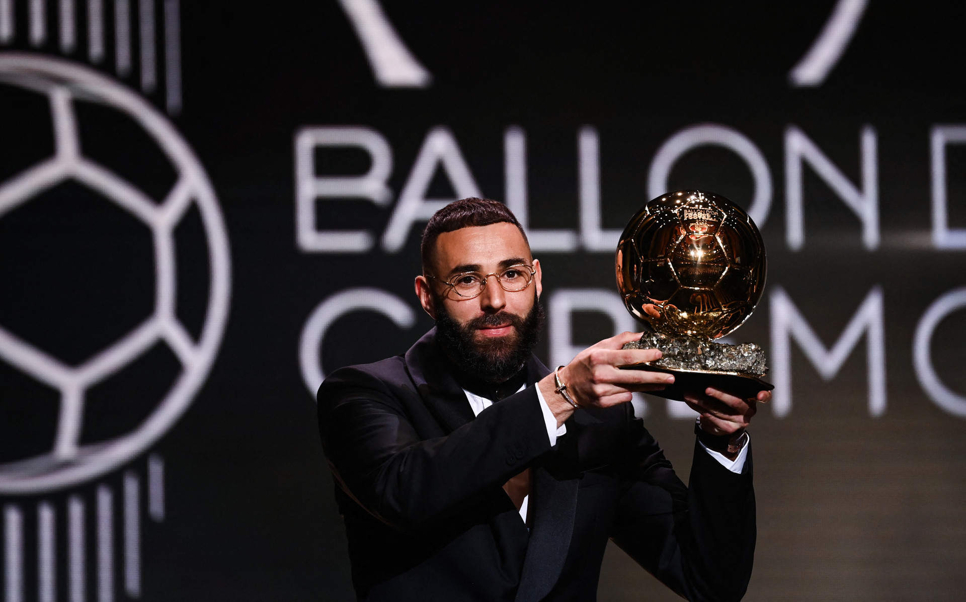 Karim Benzema conquista a Bola de Ouro da temporada 2022; Vini Jr é 8º