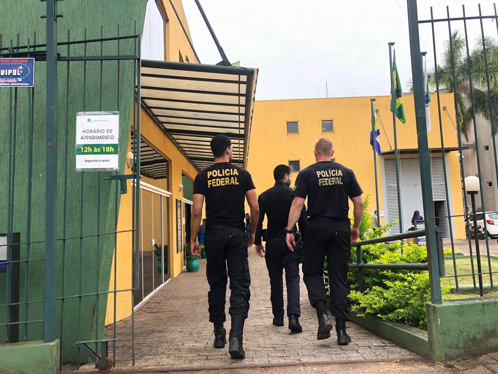 Jornal Ilustrado - Forças de segurança acompanham distribuição das urnas eletrônicas em Umuarama  
