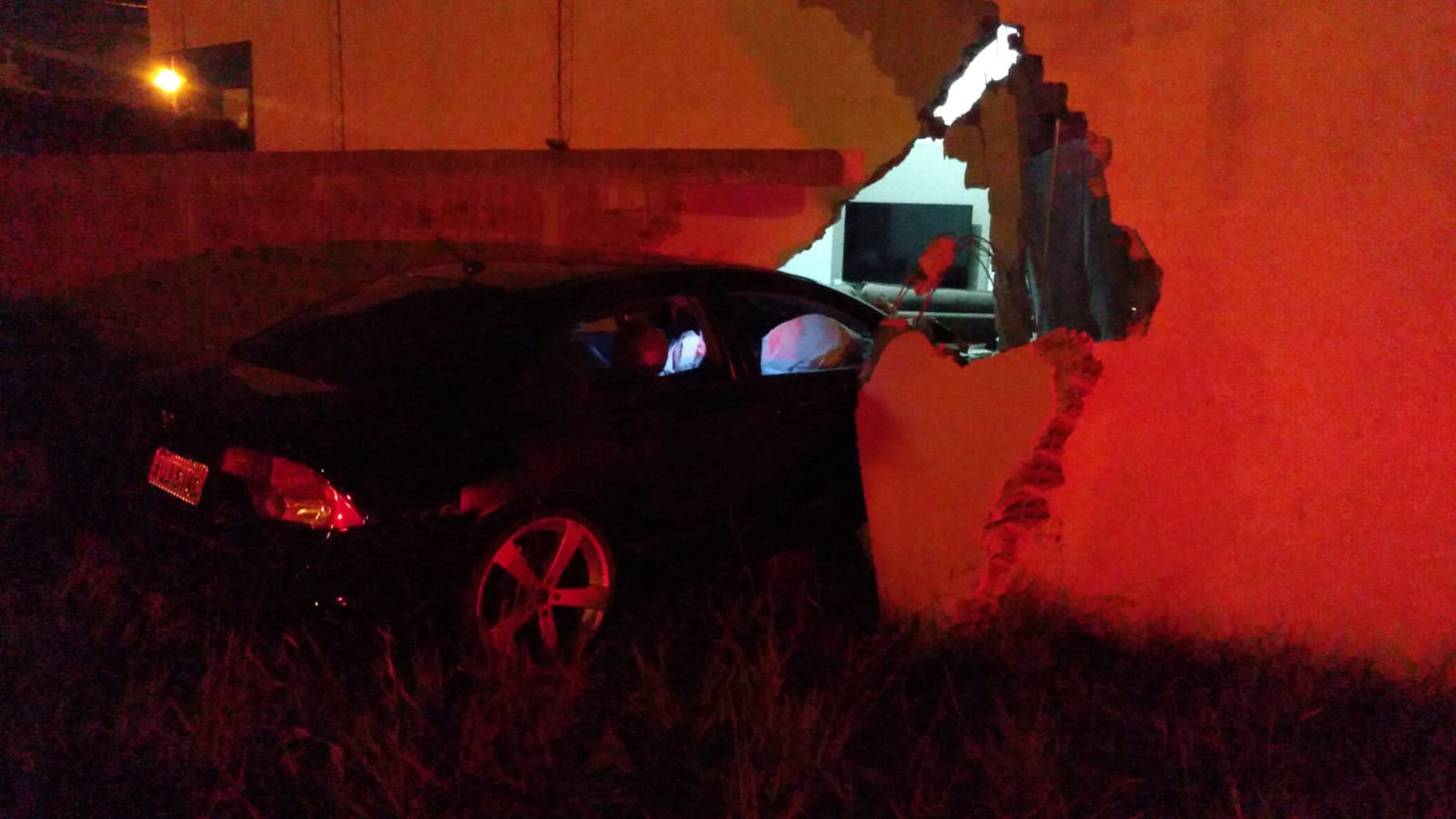 Com sinais de embriaguez, motorista derruba parede de casa no Parque Metropolitano
