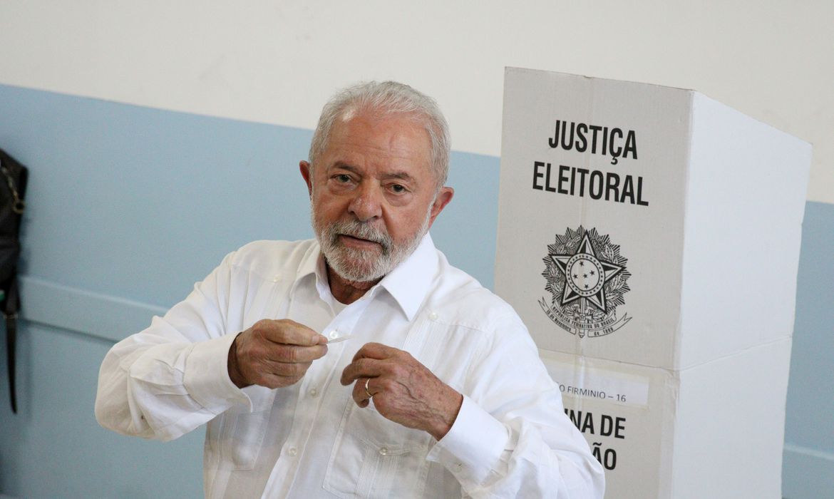Jornal Ilustrado - Lula, 77 anos, é eleito para o 3º mandato de presidente da República