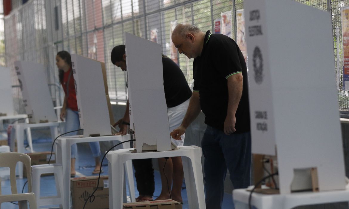 Jornal Ilustrado - Eleitores vão às urnas neste domingo para o segundo turno