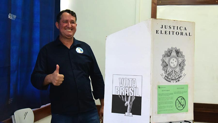 Jornal Ilustrado - Prefeito Pimentel vota na UEM logo pela manhã