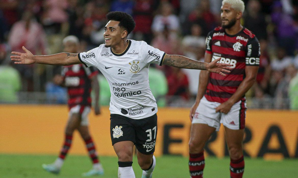 Jornal Ilustrado - Corinthians derrota Flamengo no Maracanã e se garante na Libertadores
