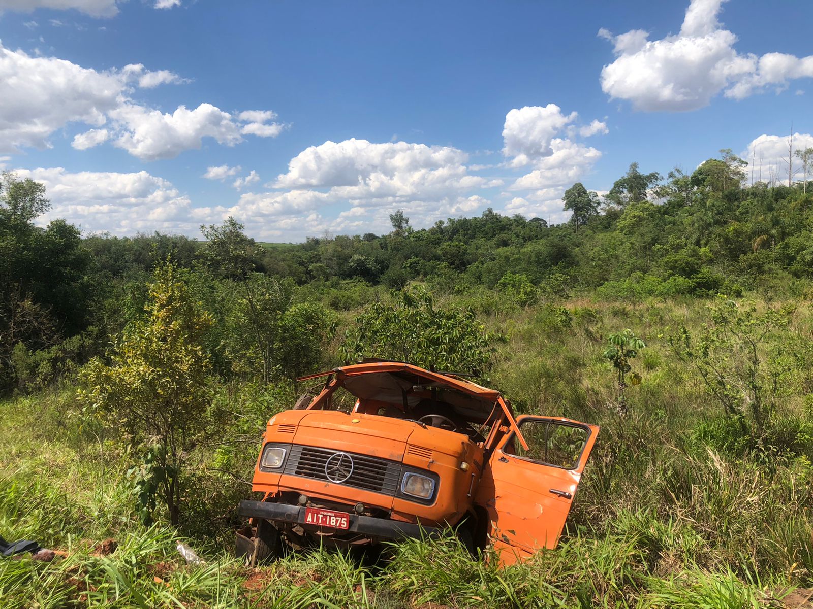 Jornal Ilustrado - Trabalhadores são ejetados após caminhão tombar na Estrada Boiadeira 