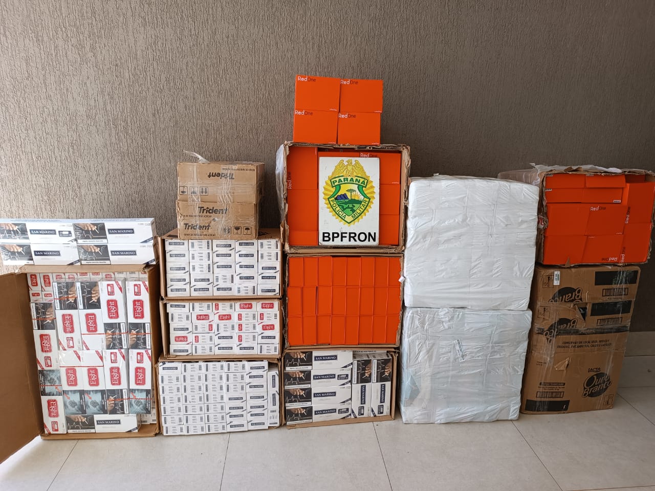 Polícia apreende produtos contrabandeados em ônibus de passageiros na PR-323  