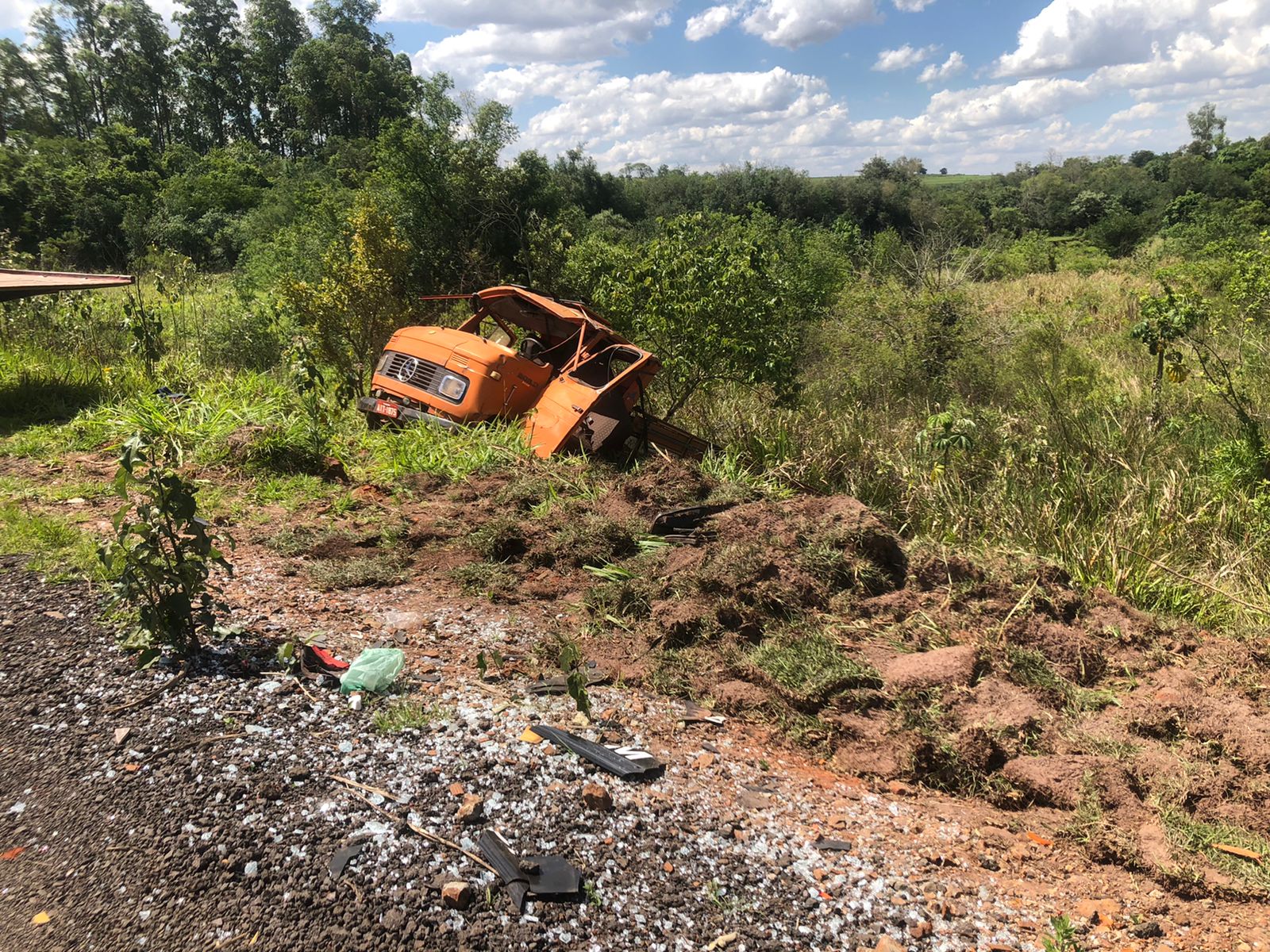 Jornal Ilustrado - Trabalhadores são ejetados após caminhão tombar na Estrada Boiadeira 