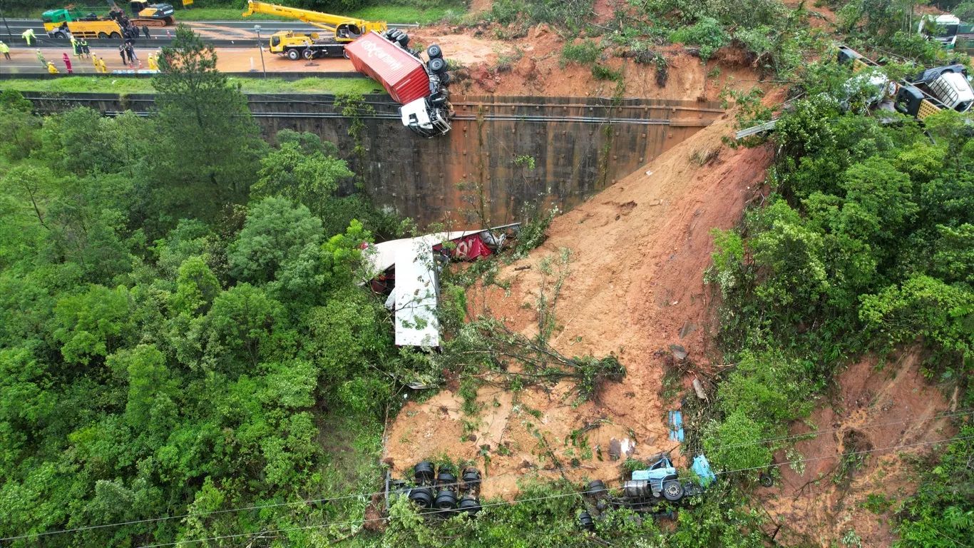 Jornal Ilustrado - Deslizamento de terra na BR-376 deixa ao menos 30 pessoas desaparecidas, diz Corpo de Bombeiros