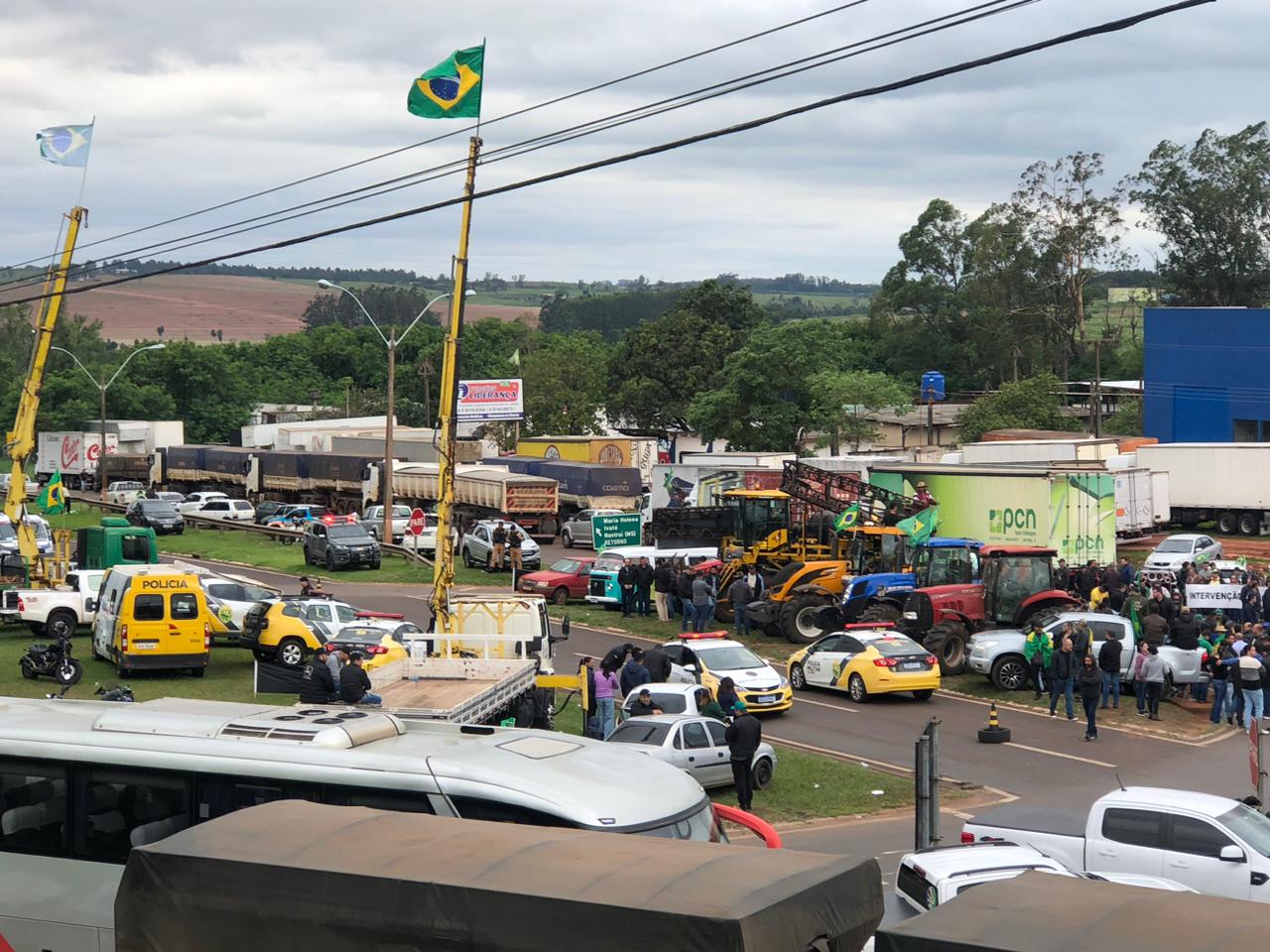 Apesar de desbloqueio, protestos na PR-323 continuam em Umuarama
