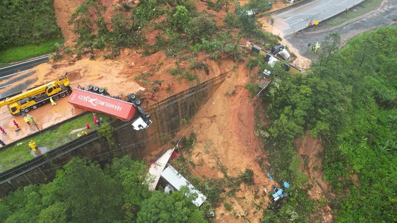 Jornal Ilustrado - Deslizamento de terra na BR-376 deixa ao menos 30 pessoas desaparecidas, diz Corpo de Bombeiros