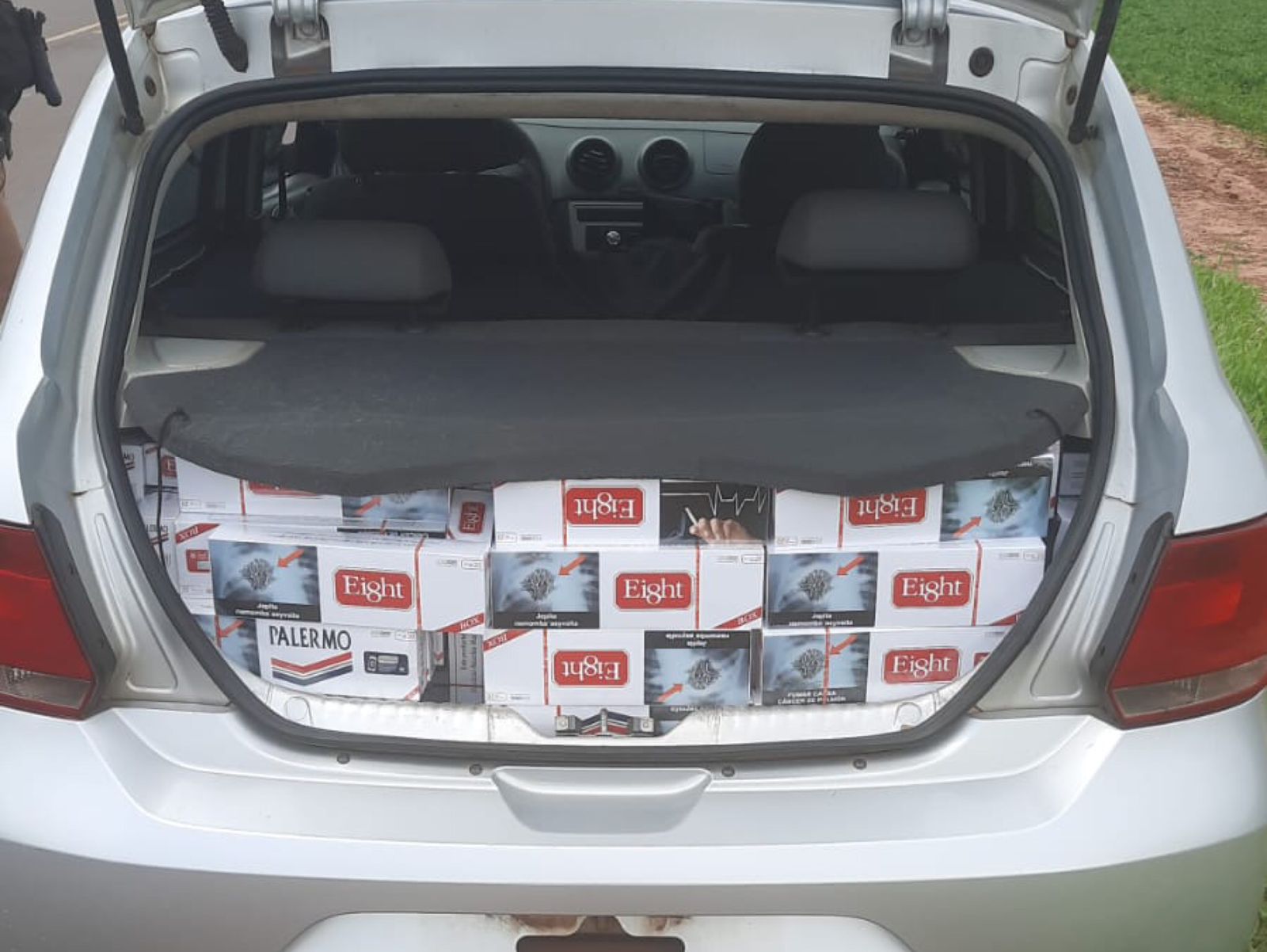 Jornal Ilustrado - Condutor de carro é preso com 20 caixas de cigarros contrabandeados na PR-486  