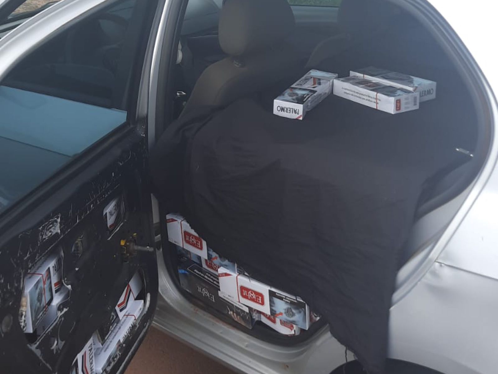Jornal Ilustrado - Condutor de carro é preso com 20 caixas de cigarros contrabandeados na PR-486  