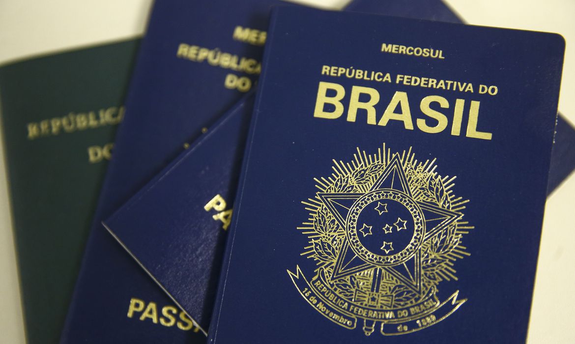 Jornal Ilustrado - PF vai suspender emissão de novos passaportes por falta de verba