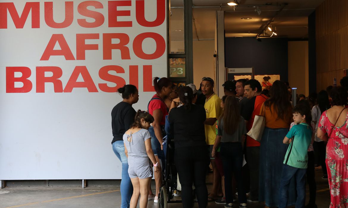 Jornal Ilustrado - Museu Afro Brasil reabre com tributo a artista morto em setembro