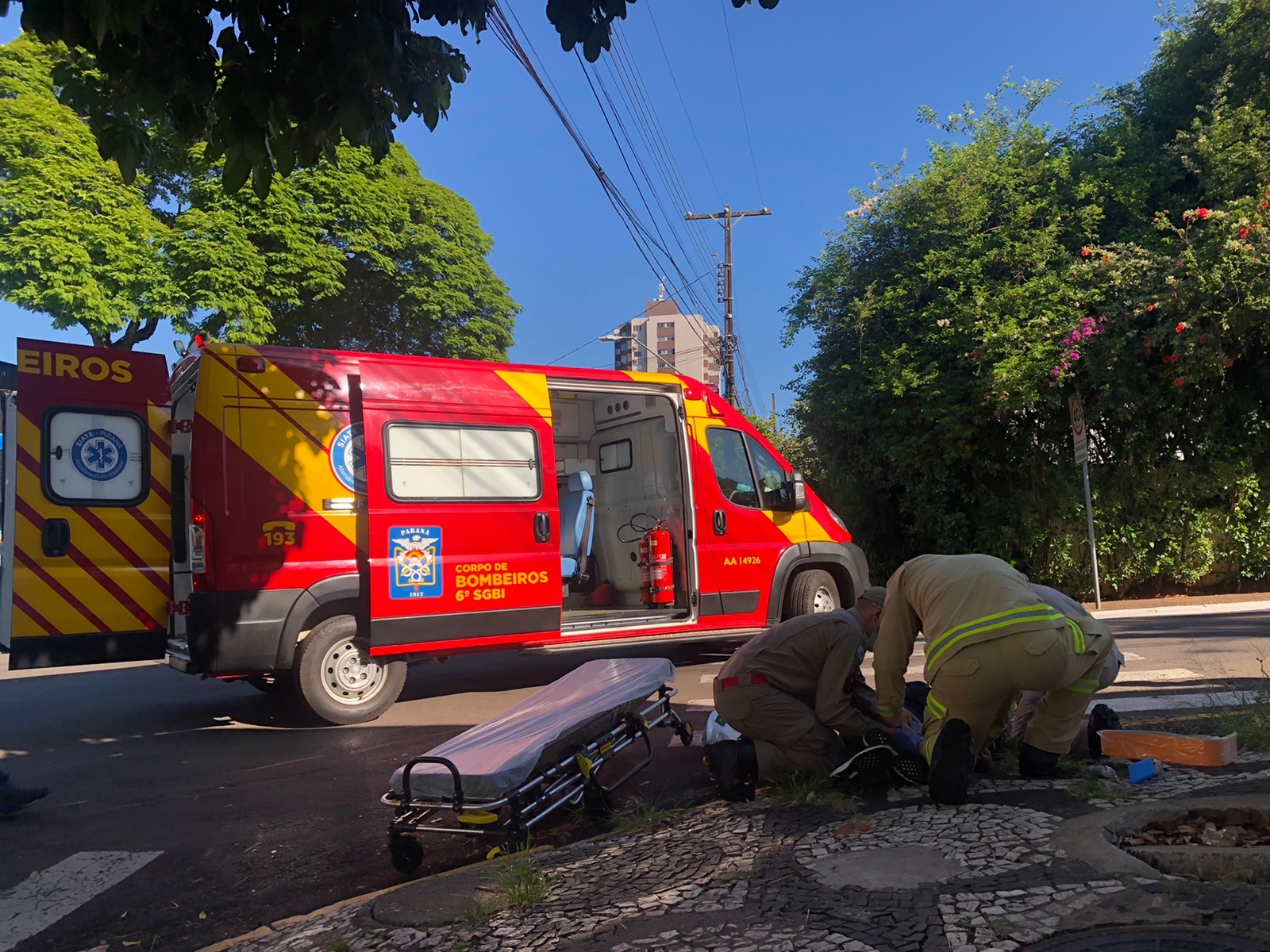 Jornal Ilustrado - Acidente entre carro e moto deixa motociclista ferida no centro de Umuarama  