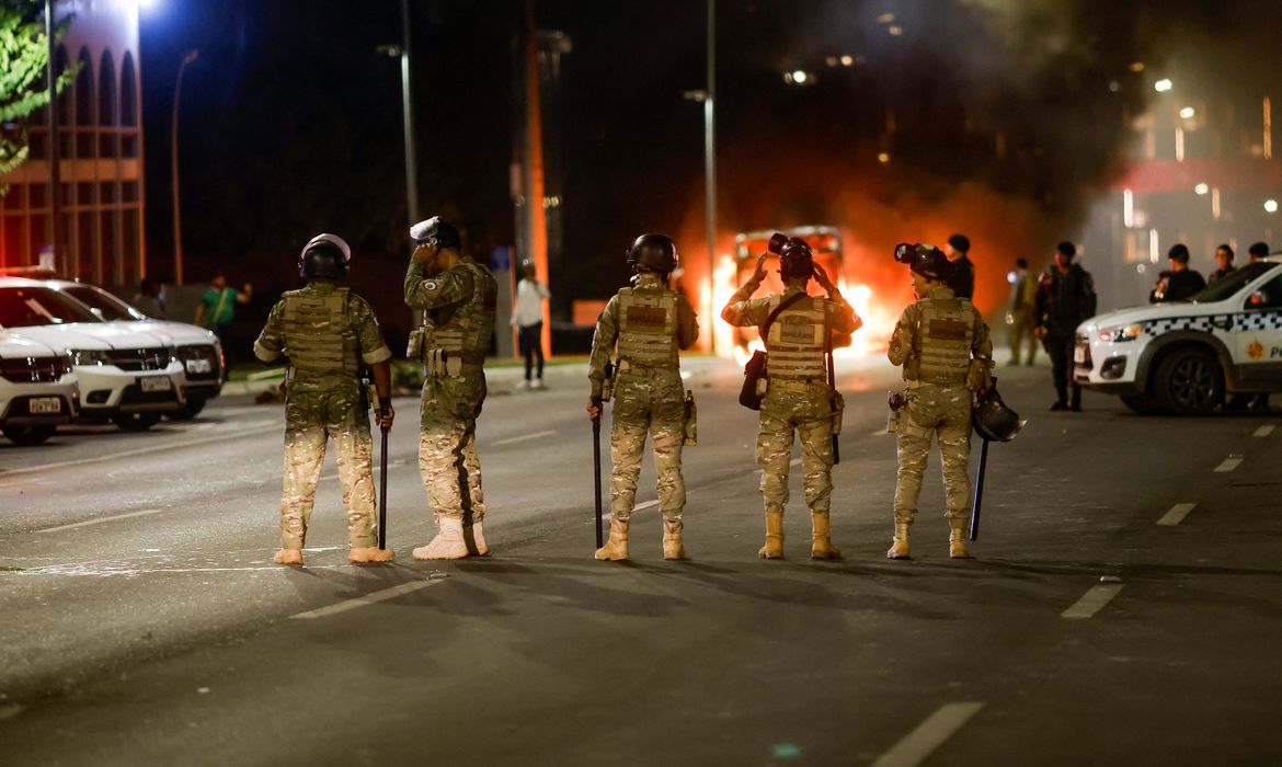 Jornal Ilustrado - Manifestantes tentam invadir sede da PF e queimam veículos no DF