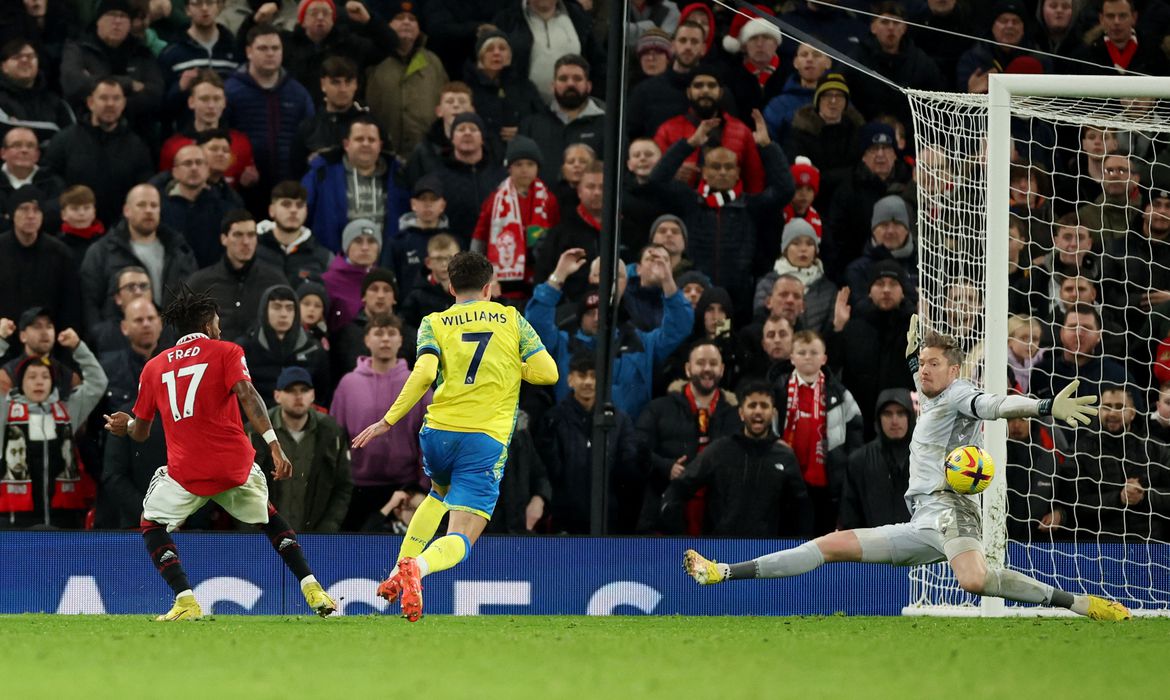 Manchester United ganha fácil do Nothingham e encosta no G-4 do Campeonato Inglês