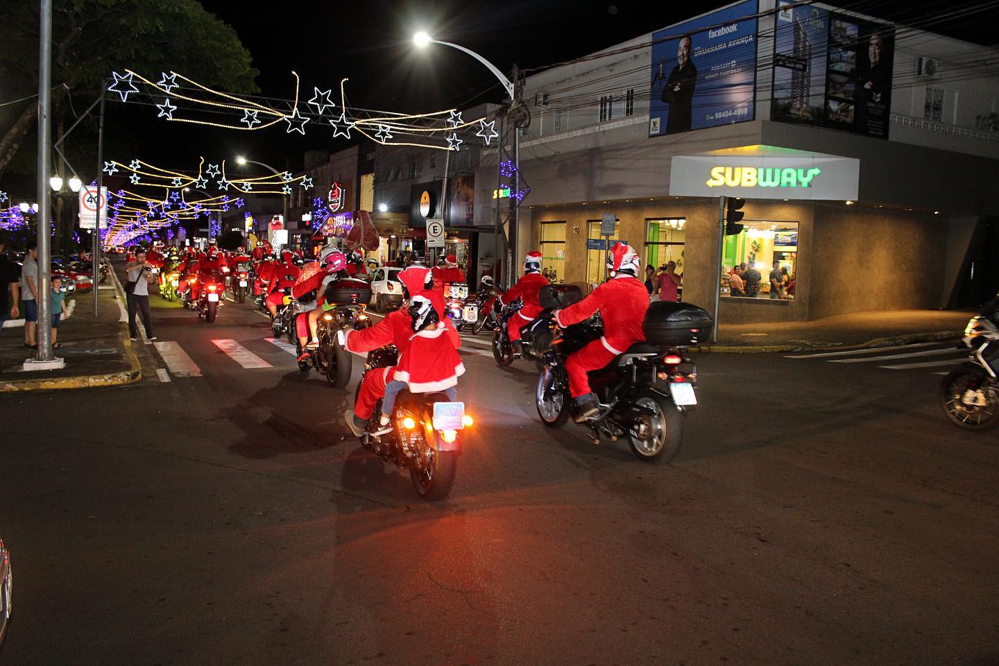 Jornal Ilustrado - <strong>Noéis motociclistas roubam a cena na noite iluminada de Umuarama</strong>