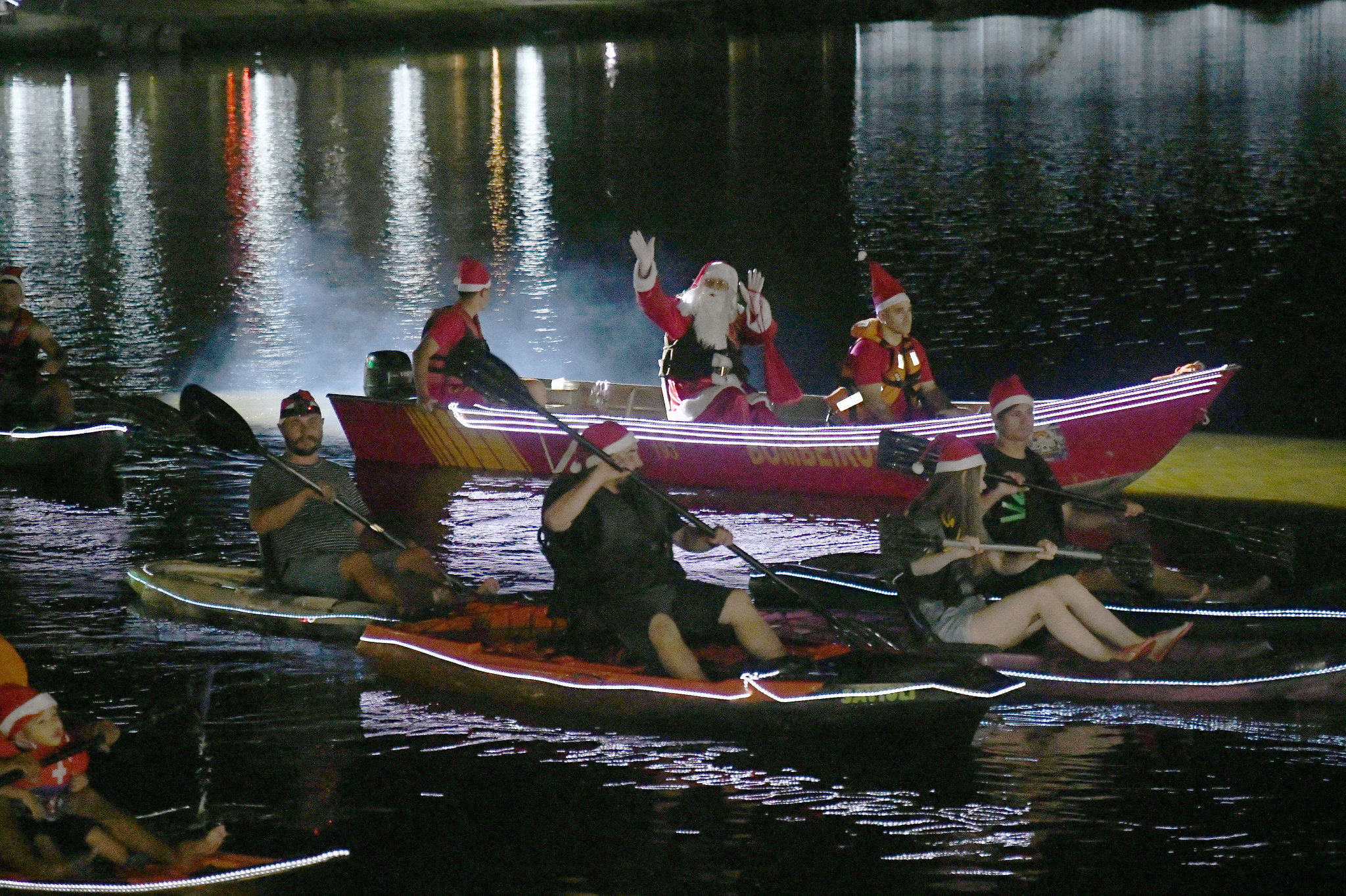 Jornal Ilustrado - Chegada inédita do Papai Noel no Lago Aratimbó atrai milhares de pessoas