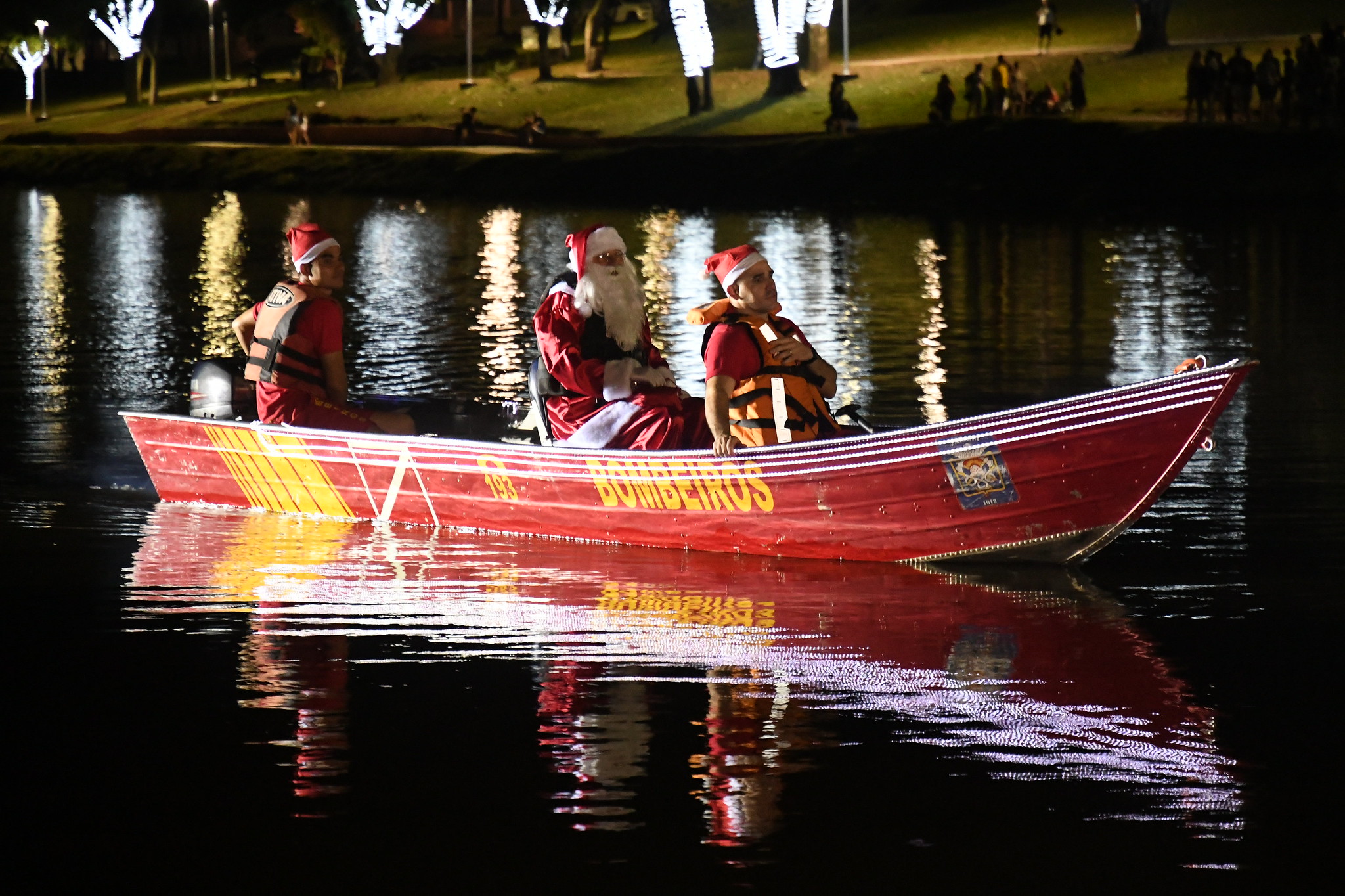 Chegada inédita do Papai Noel no Lago Aratimbó atrai milhares de pessoas