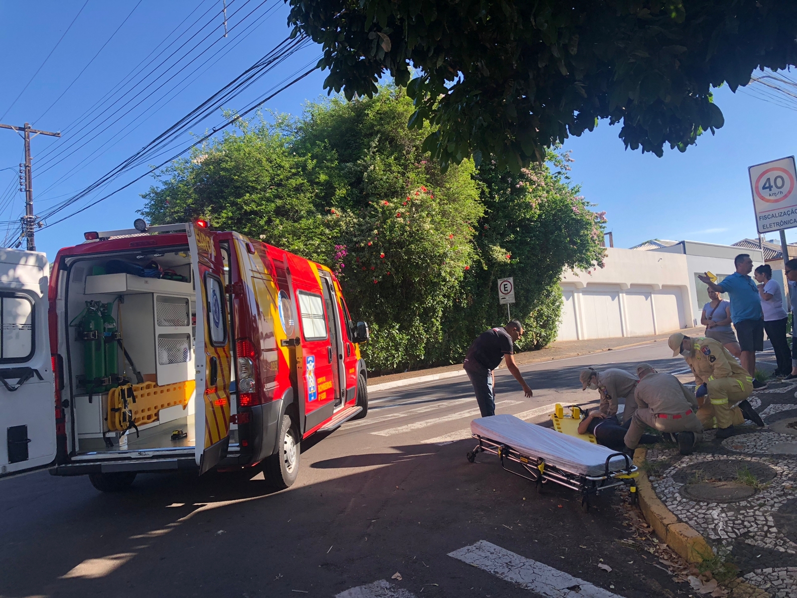Jornal Ilustrado - Acidente entre carro e moto deixa motociclista ferida no centro de Umuarama  
