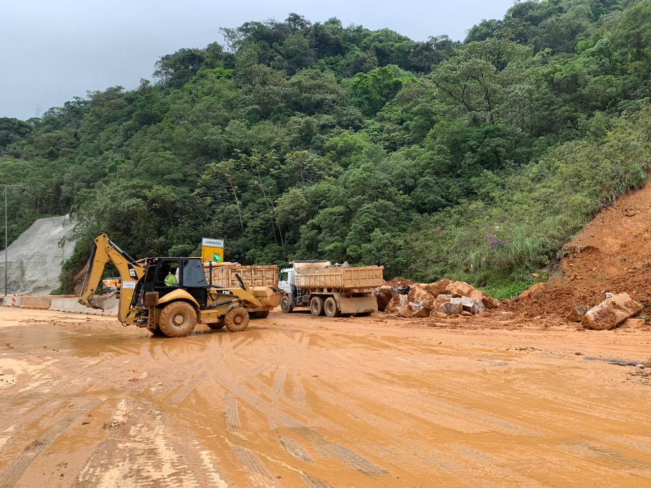 BR-376 permanecerá interditada pelo menos até terça-feira, diz concessionária