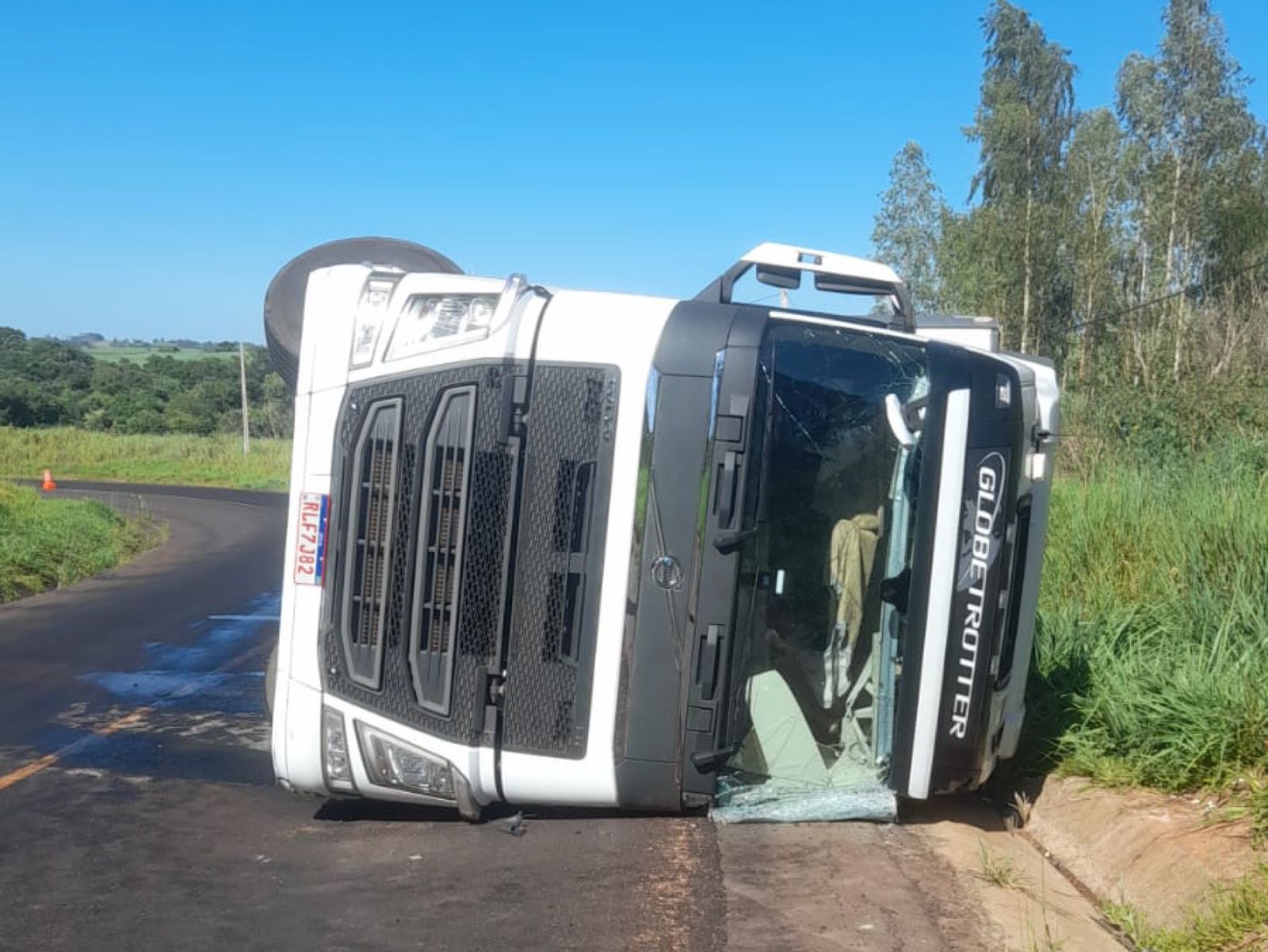 Jornal Ilustrado - Motorista sai ileso após caminhão tombar na PR-482, em Maria Helena 