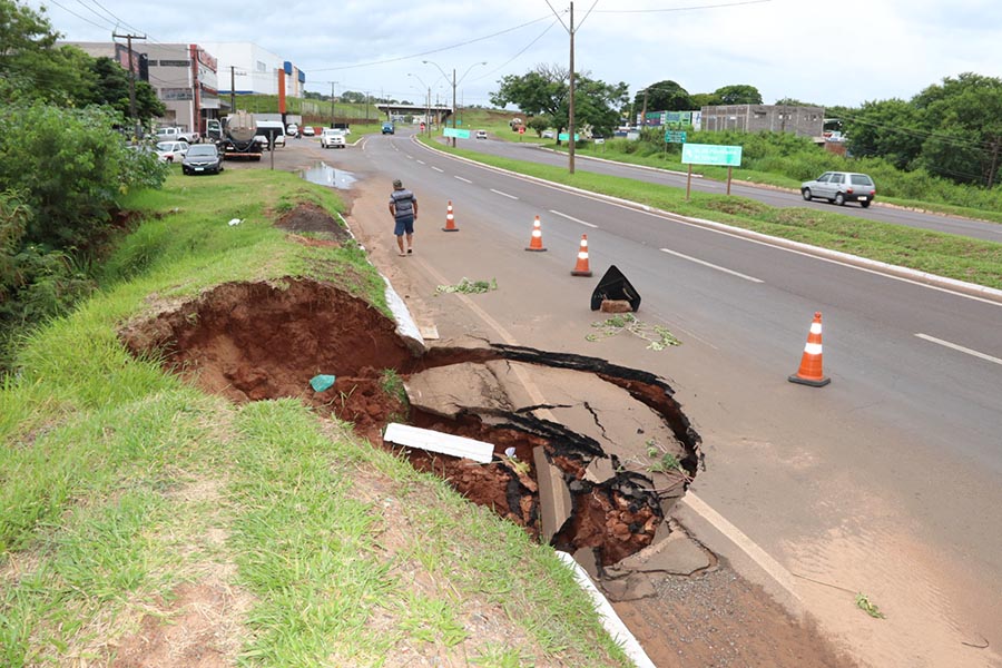 Jornal Ilustrado - Cratera surge na PR-323, próximo ao viaduto de acesso à Umuarama