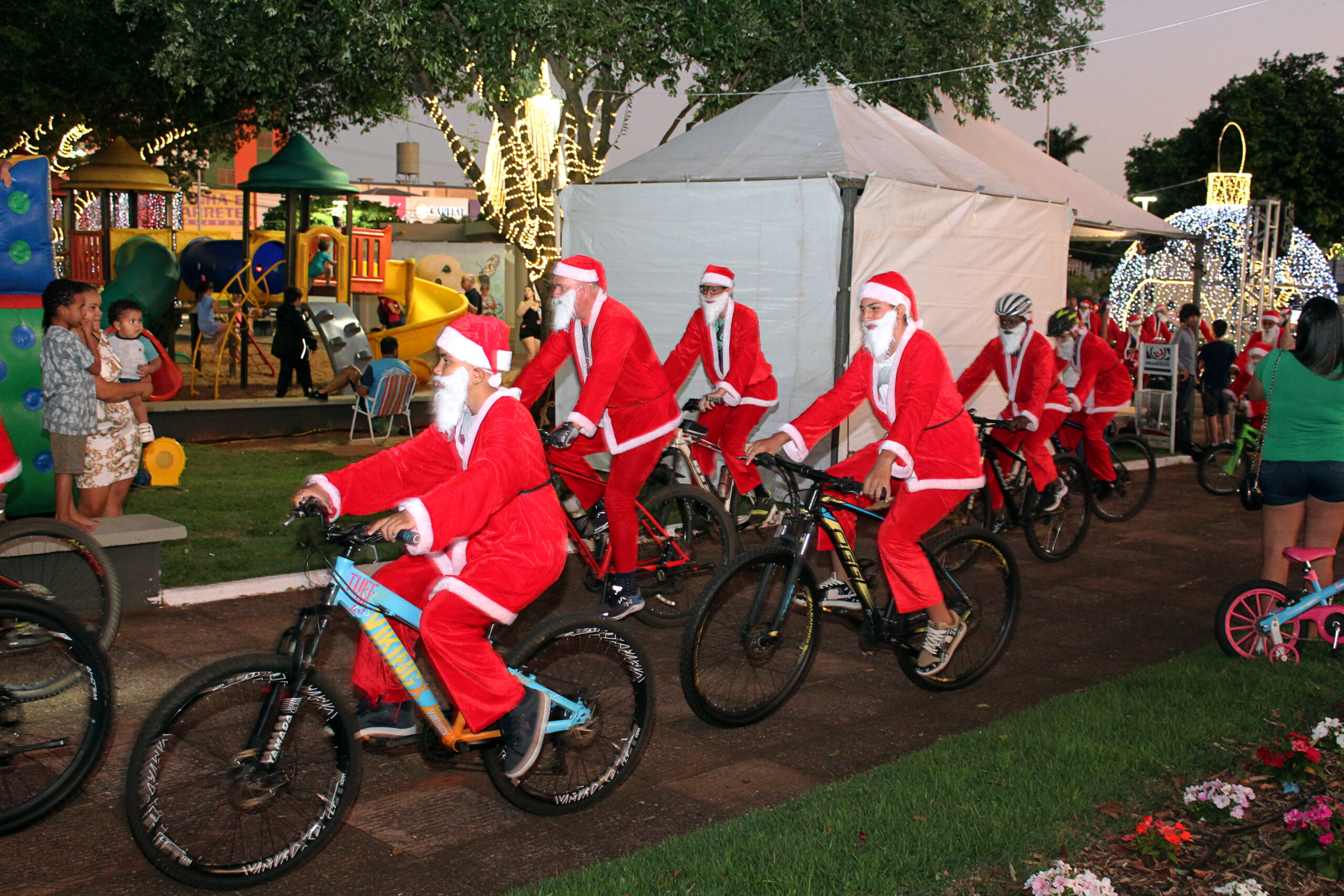 Jornal Ilustrado - Papais e Mamães-Noéis de bike abrem ciclo de desfiles do Natal de Luz, em Umuarama