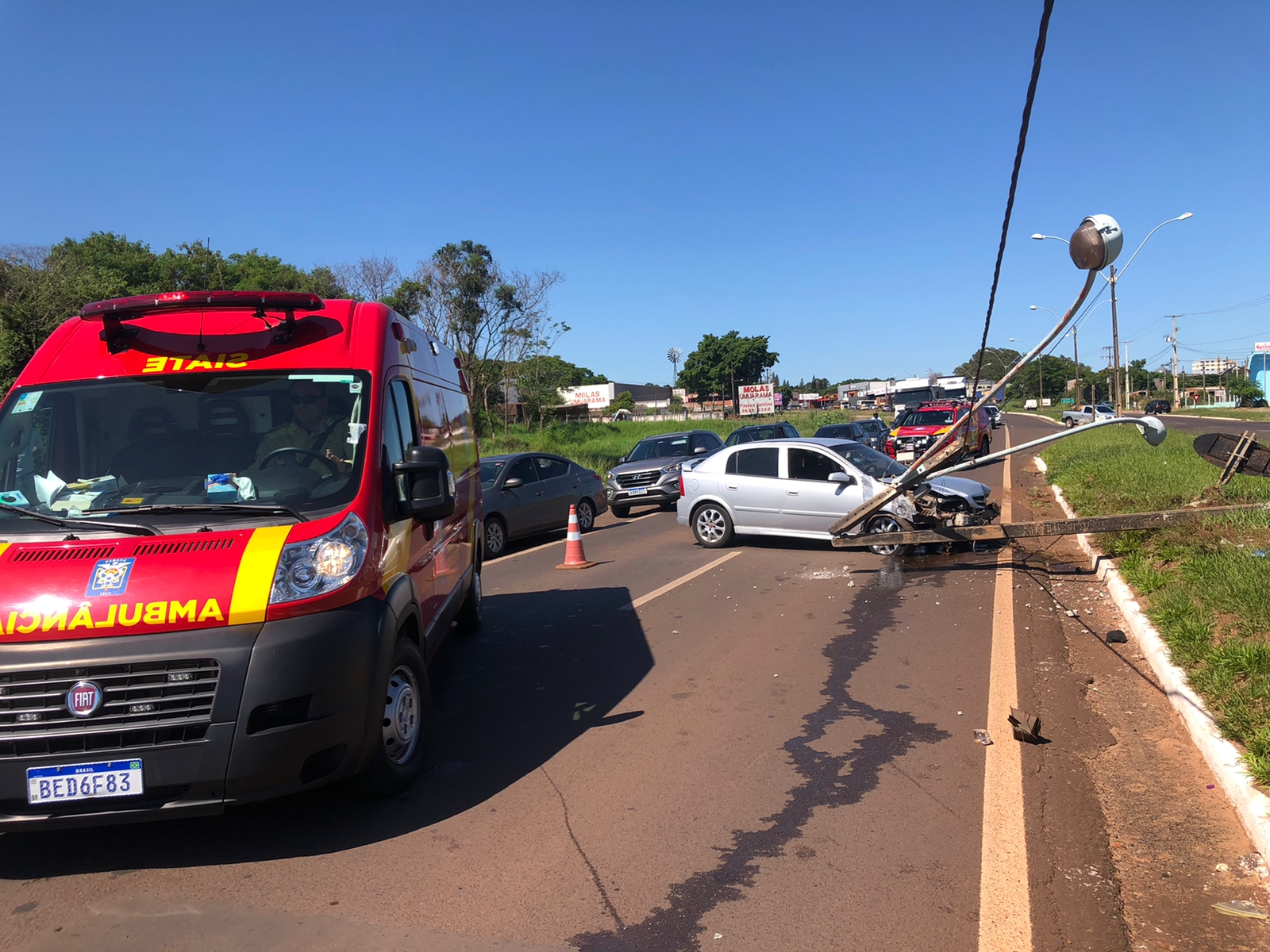 Jornal Ilustrado - Batida entre carros fere uma pessoa e danifica poste na PR-323, em Umuarama 