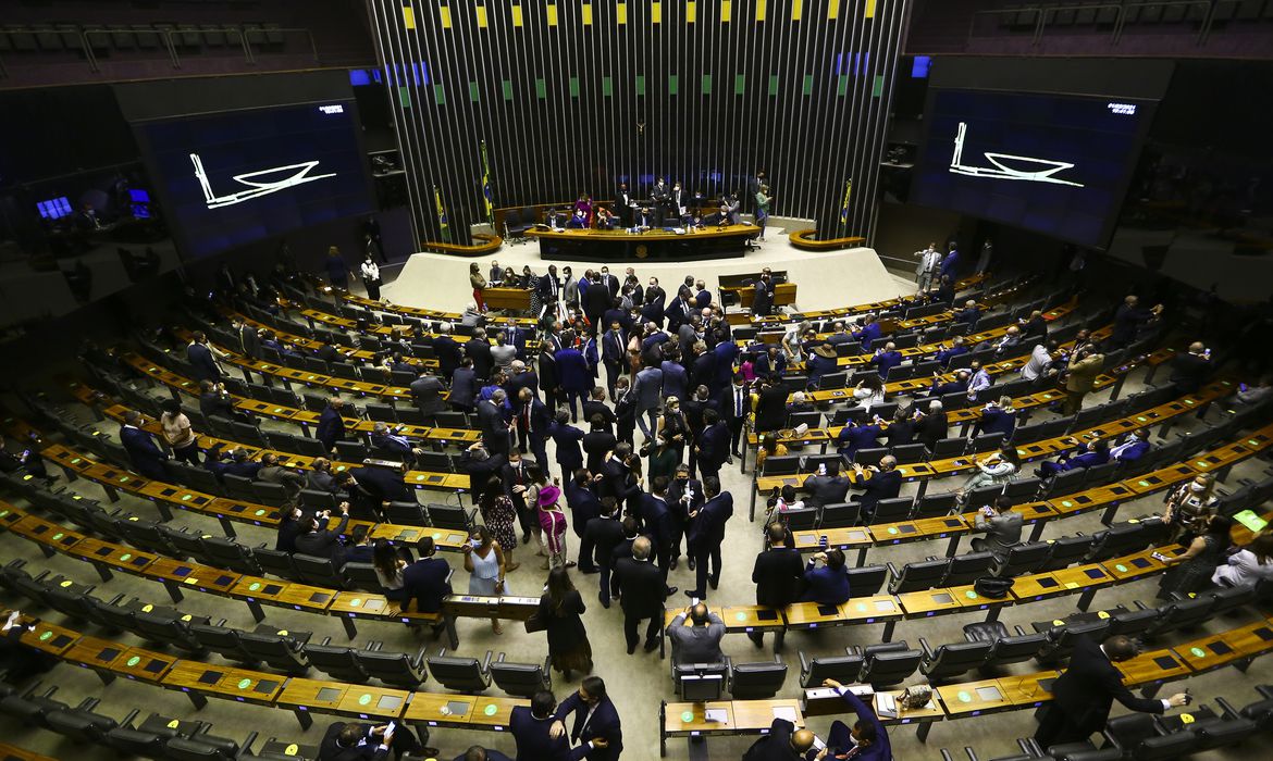 Jornal Ilustrado - Câmara aprova aumento para presidente, ministros e parlamentares