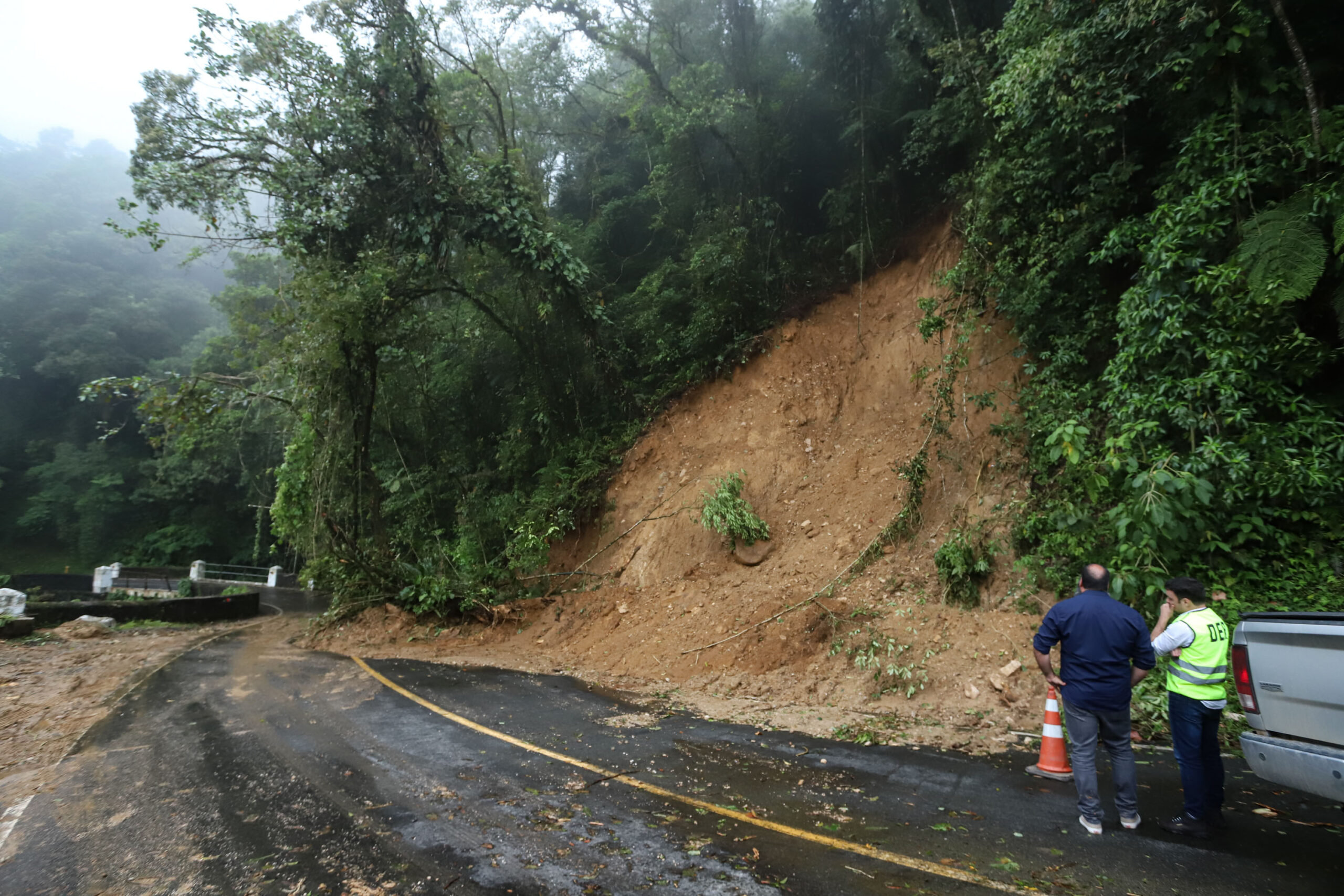 Jornal Ilustrado - Estrada da Graciosa permanece bloqueada; DER/PR monitora área afetada pelas chuvas