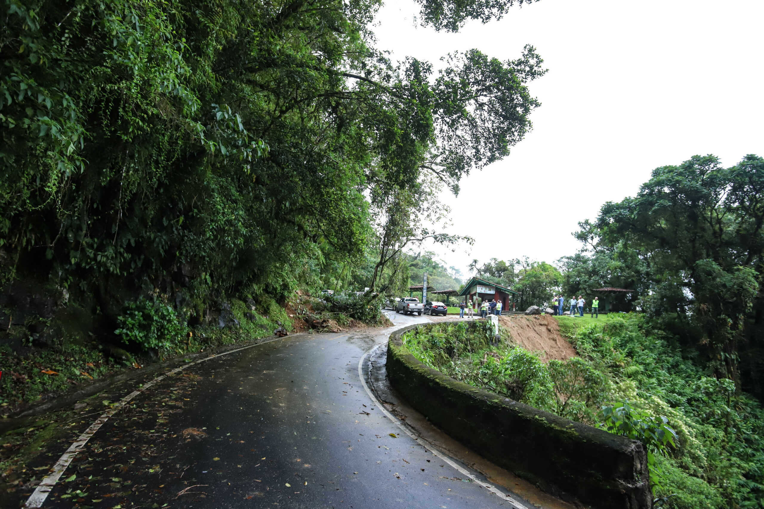 Jornal Ilustrado - Estrada da Graciosa permanece bloqueada; DER/PR monitora área afetada pelas chuvas