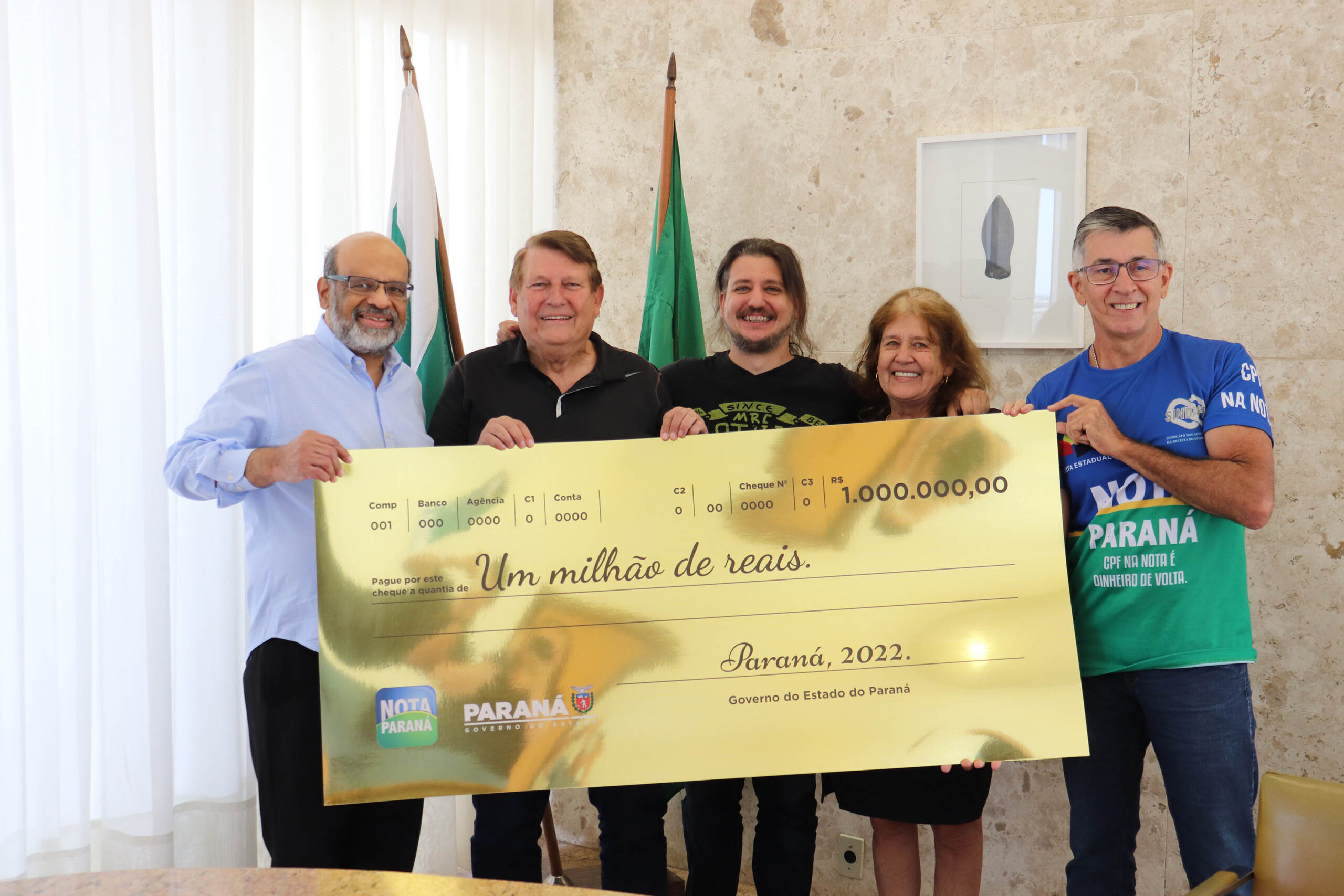 Jornal Ilustrado - Contemplado no último sorteio do ano, novo milionário do Nota Paraná recebe o prêmio