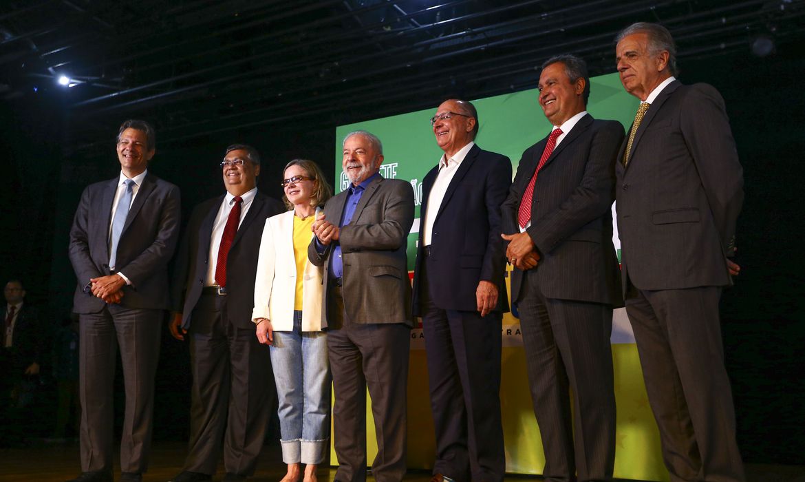 Jornal Ilustrado - Lula anuncia cinco ministros do futuro governo