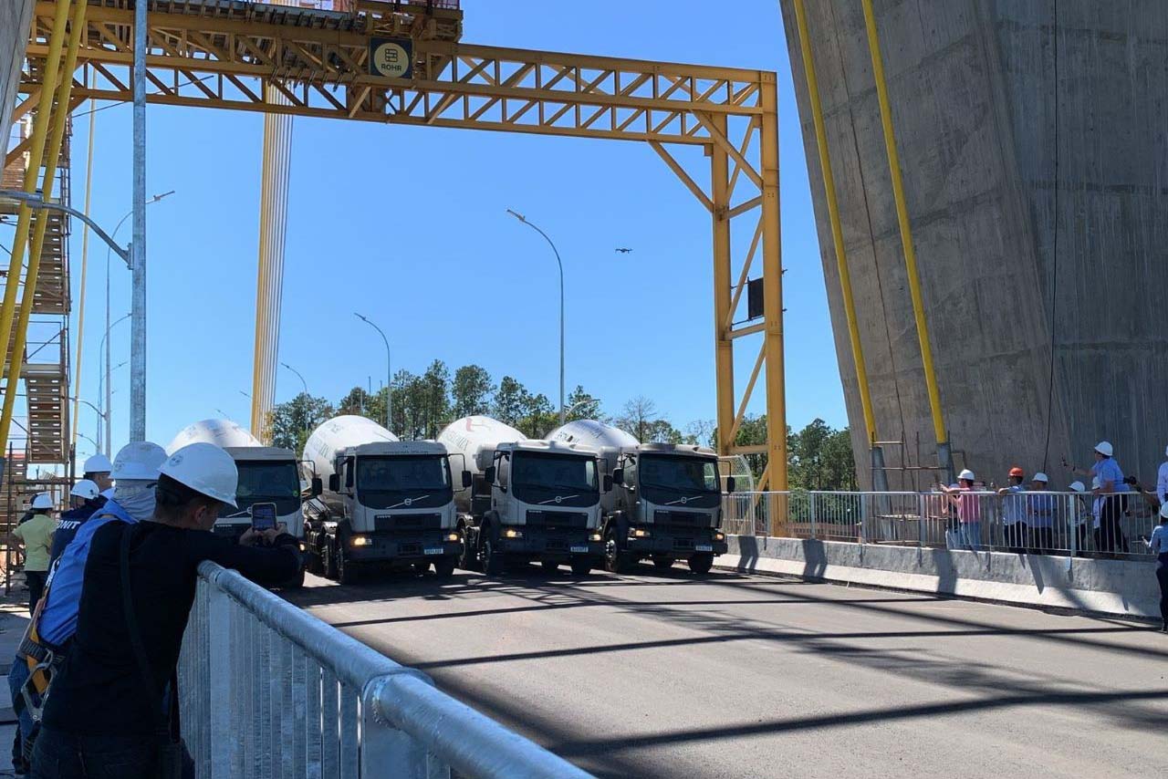 Jornal Ilustrado - Ponte da Integração passa por teste de carga com seis caminhões com 30 toneladas