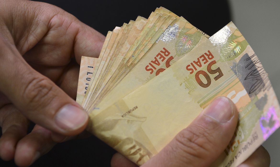Jornal Ilustrado - Salário mínimo sobe para R$ 1.302 em 1º de janeiro