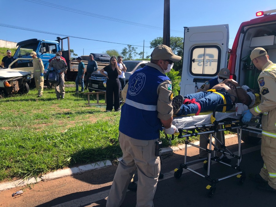 Acidente envolvendo um caminhão e dois carros mobiliza Corpo de Bombeiros na PR-323 