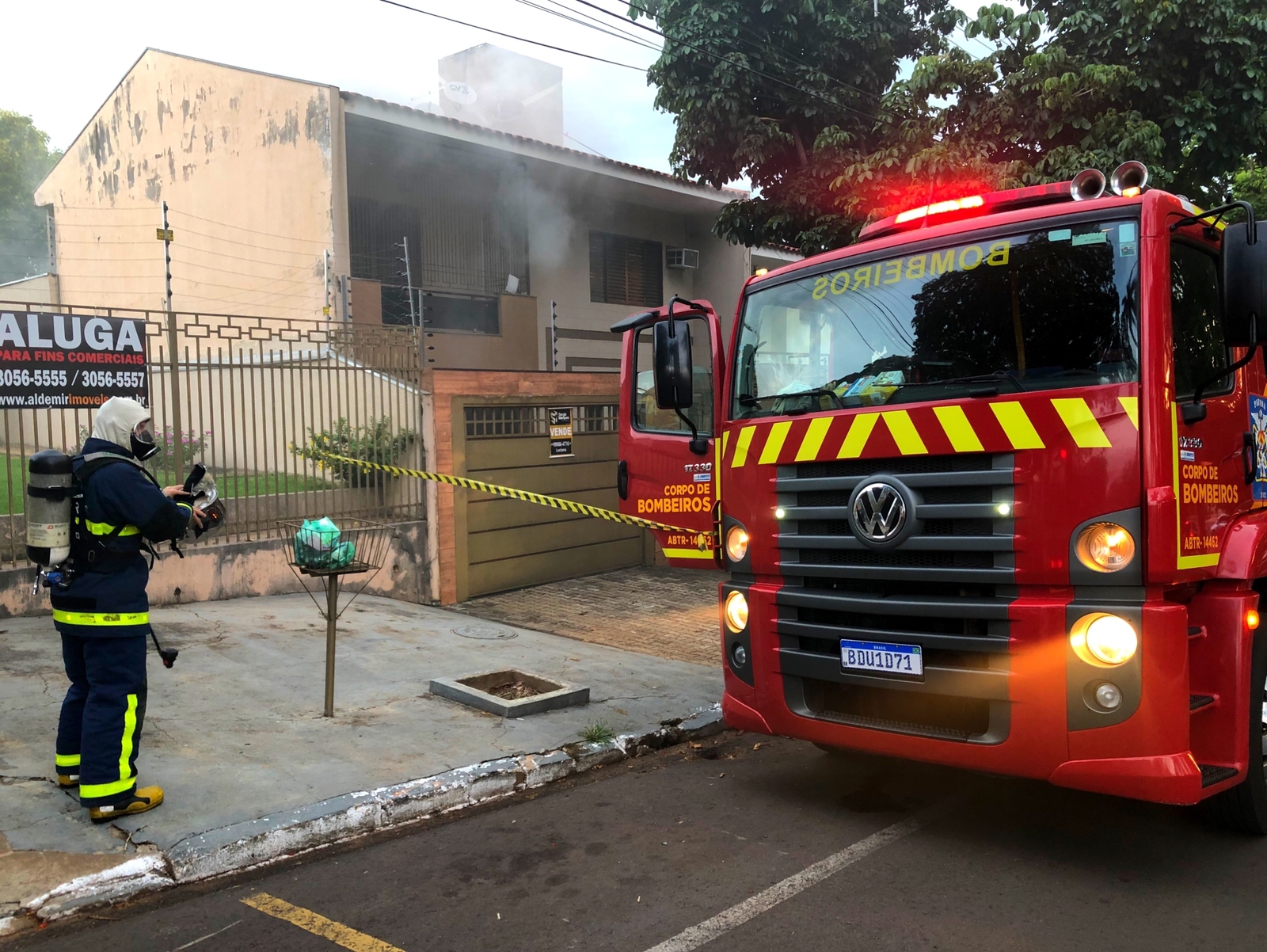 Jornal Ilustrado - Sobrado fica parcialmente destruído após pegar fogo em Umuarama 
