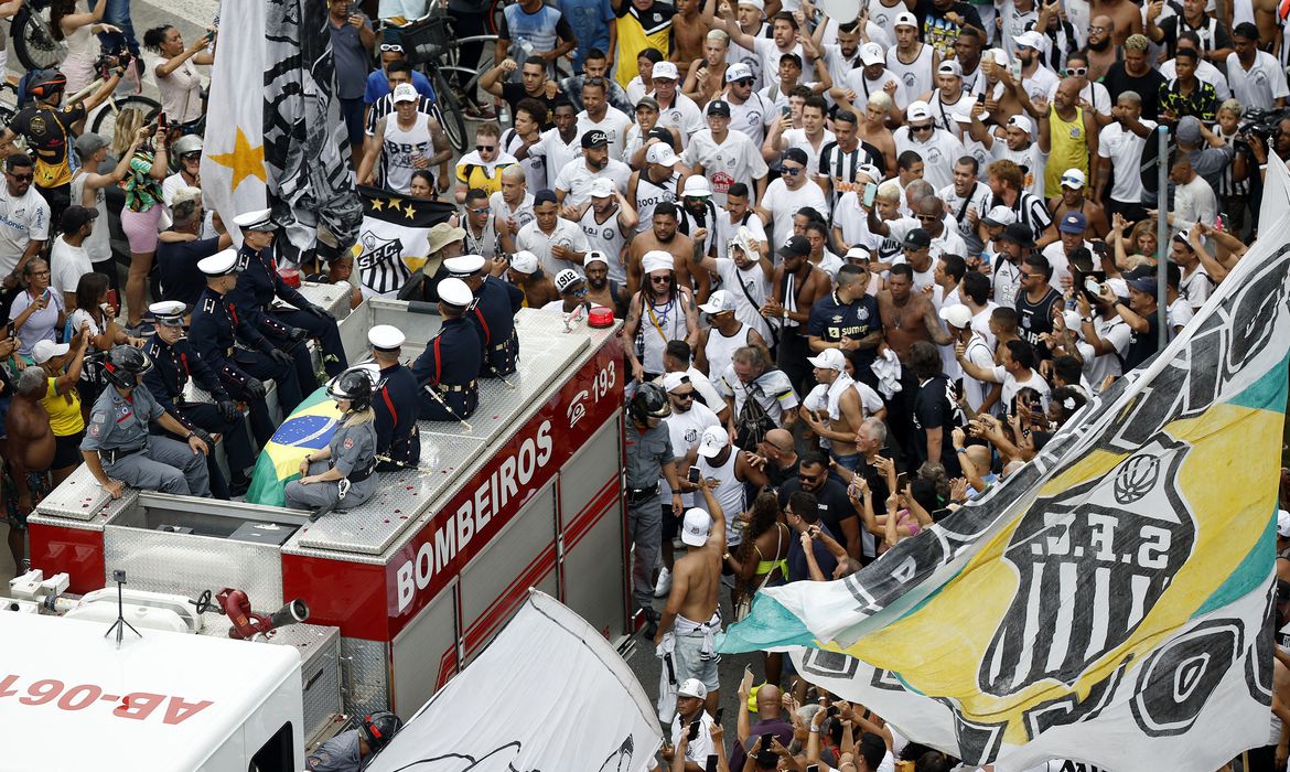 Jornal Ilustrado - Após fim do velório, corpo de Pelé sai em cortejo por ruas de Santos