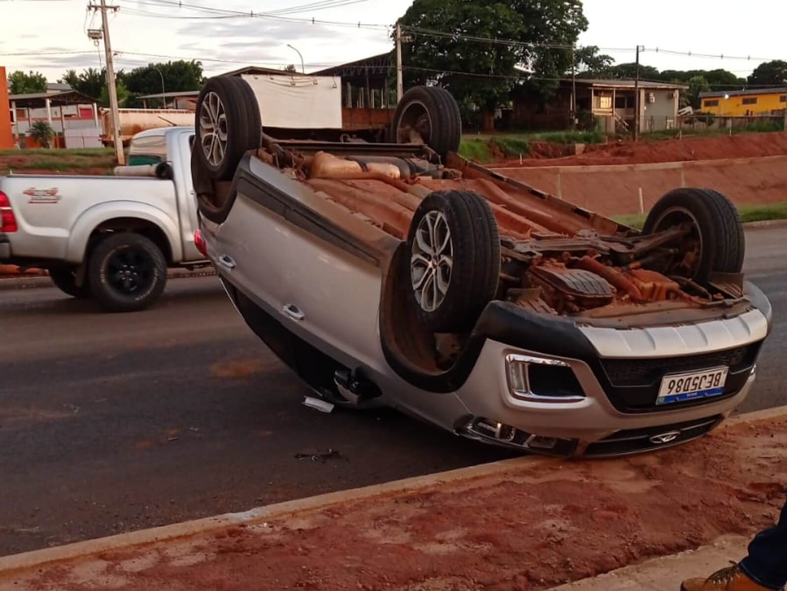 Jornal Ilustrado - Motorista fica ferida após carro tombar em acidente no Trevo do Gauchão 