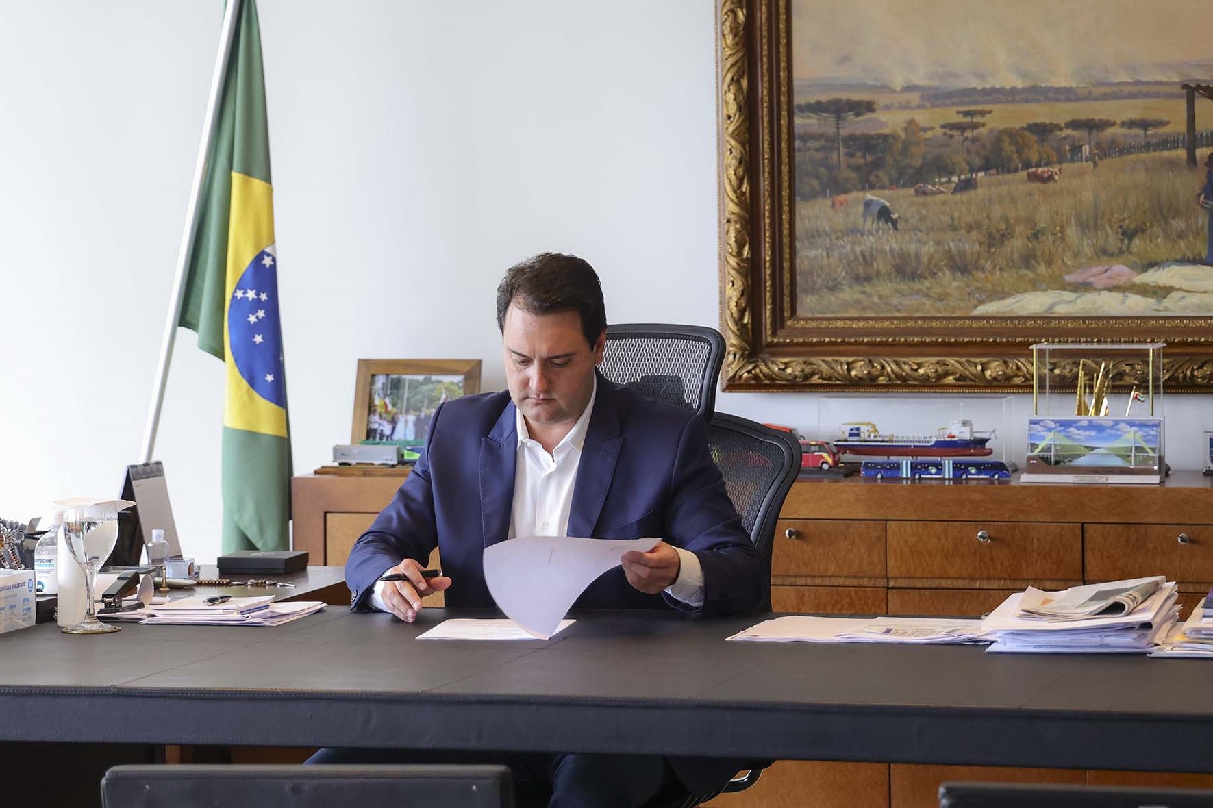 Jornal Ilustrado - Governador sanciona lei que garante reajuste no Piso Salarial do Paraná