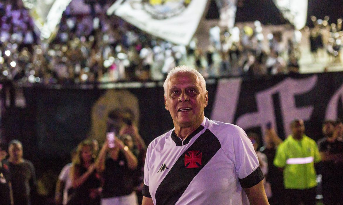 CBF, ex-jogadores e políticos prestam última homenagem a Dinamite