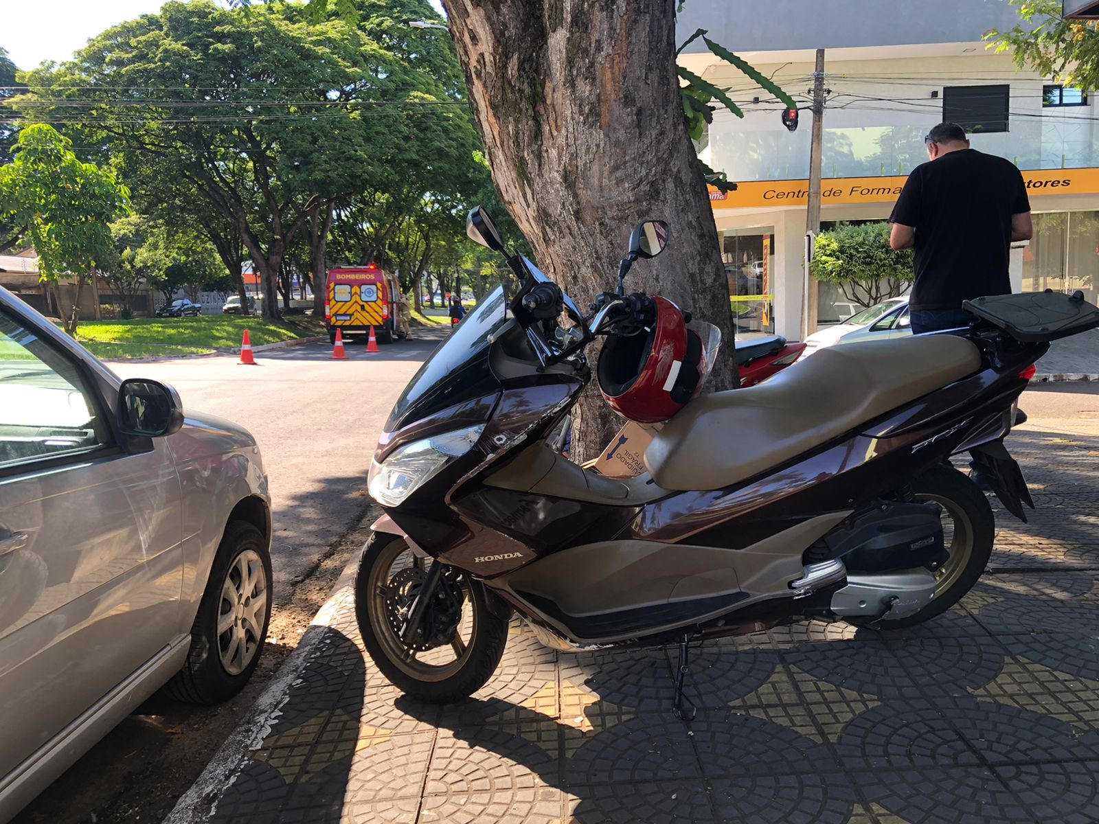Jornal Ilustrado - Homem cai de moto ao desviar de cão que atravessava avenida em Umuarama  