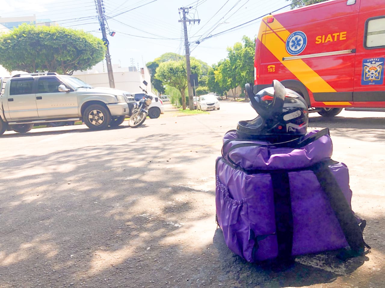 Entregador fica ferido na colisão entre moto e caminhonete no centro de Umuarama